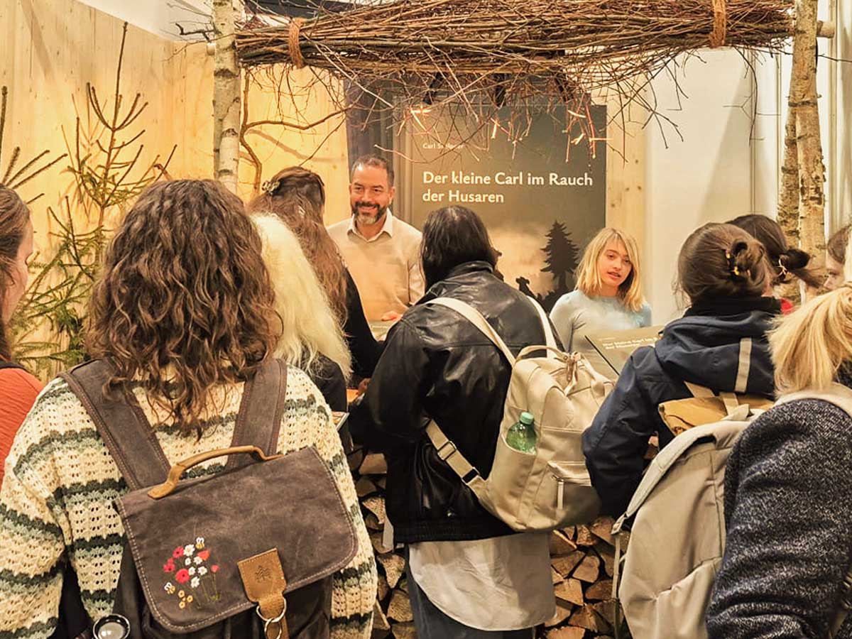 Besucherinnen und Besucher am Stand von Carl & Strups